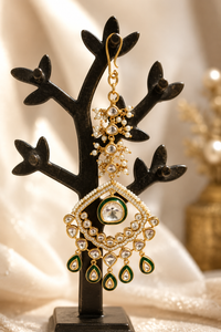 Emerald Chandrika Kundan Maang Tikka